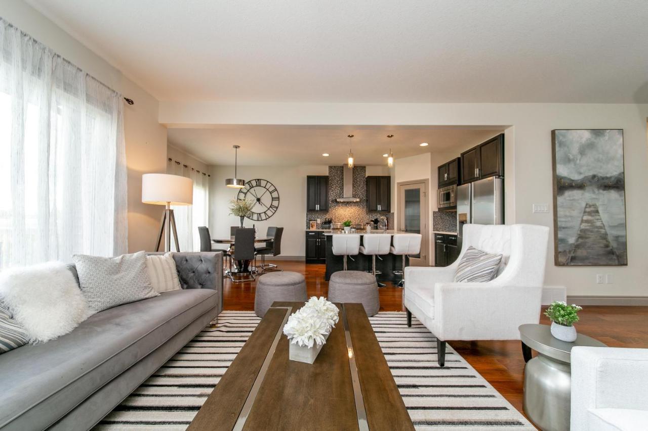 Lakeview Luxury: Lakeside Retreat with King Beds & Entertainment Edmonton Exterior photo