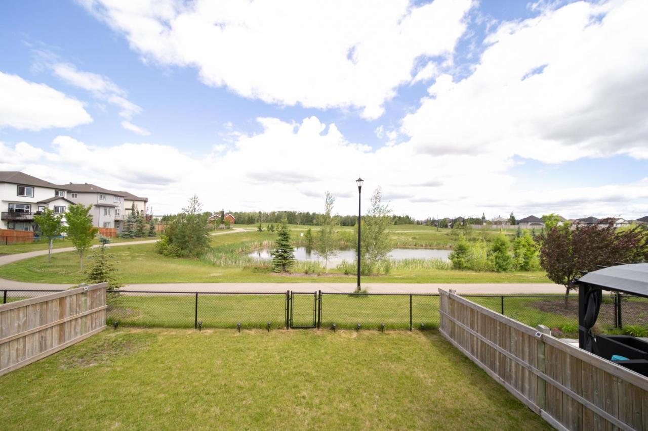 Lakeview Luxury: Lakeside Retreat with King Beds & Entertainment Edmonton Exterior photo