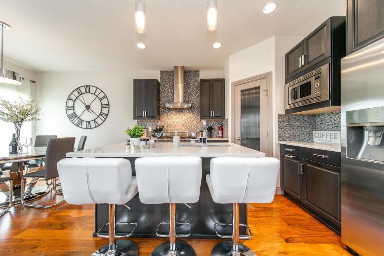Lakeview Luxury: Lakeside Retreat with King Beds & Entertainment Edmonton Exterior photo