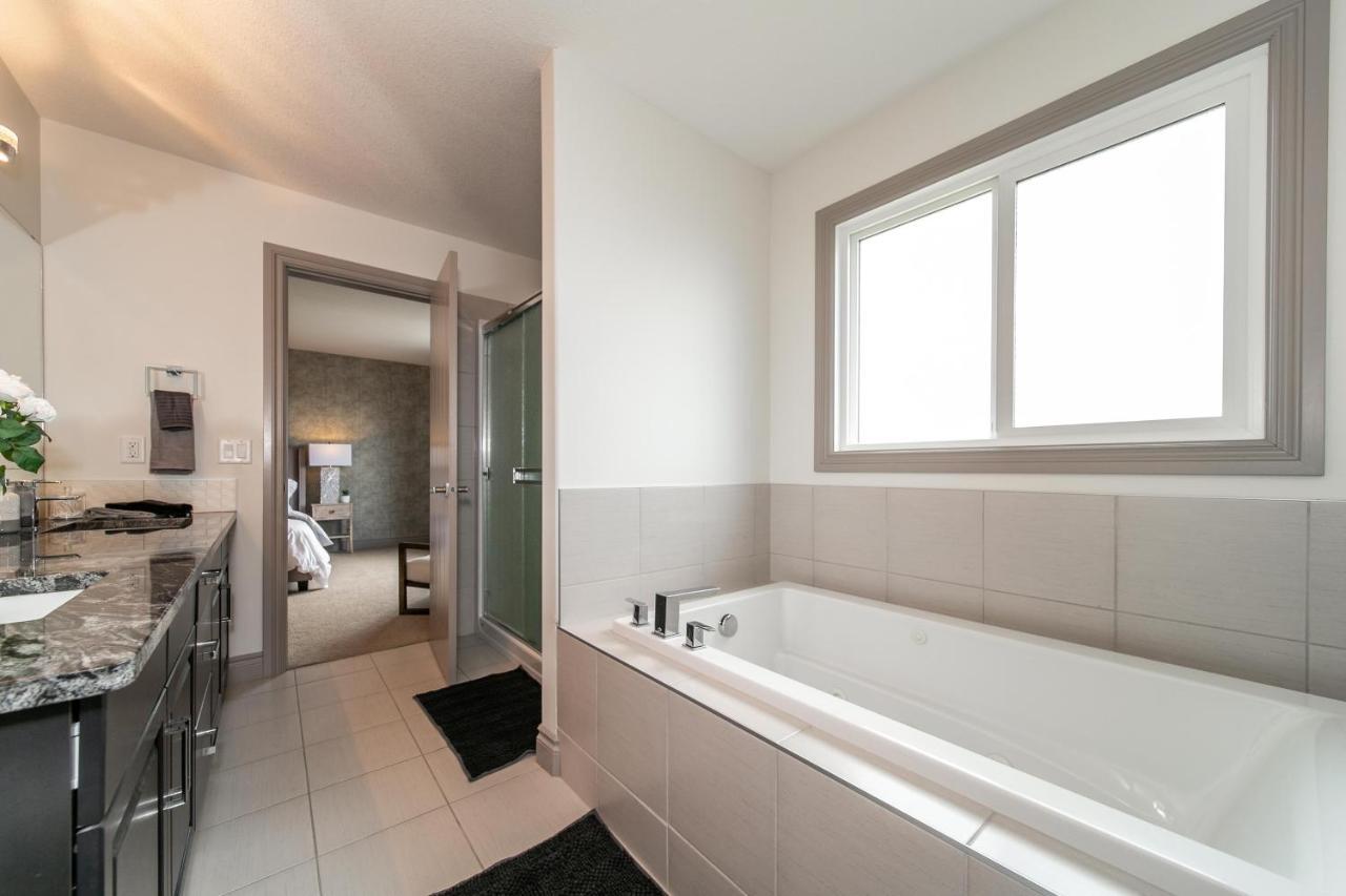 Lakeview Luxury: Lakeside Retreat with King Beds & Entertainment Edmonton Exterior photo