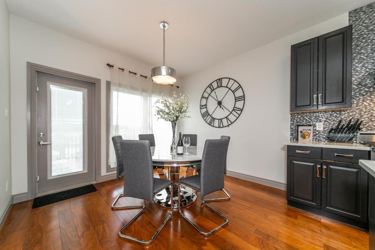 Lakeview Luxury: Lakeside Retreat with King Beds & Entertainment Edmonton Exterior photo