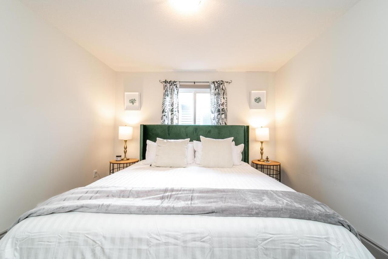 Lakeview Luxury: Lakeside Retreat with King Beds & Entertainment Edmonton Exterior photo