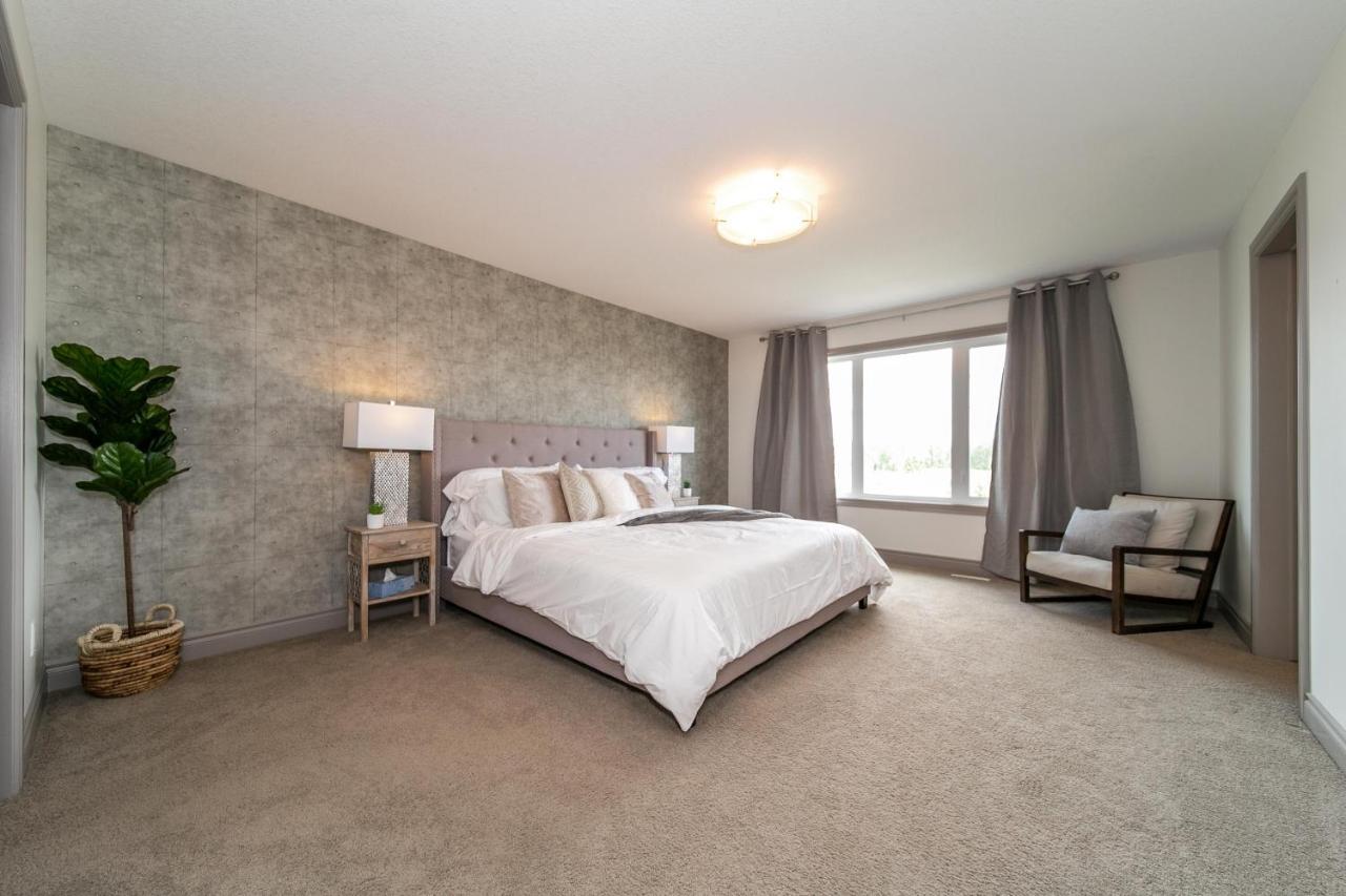 Lakeview Luxury: Lakeside Retreat with King Beds & Entertainment Edmonton Exterior photo