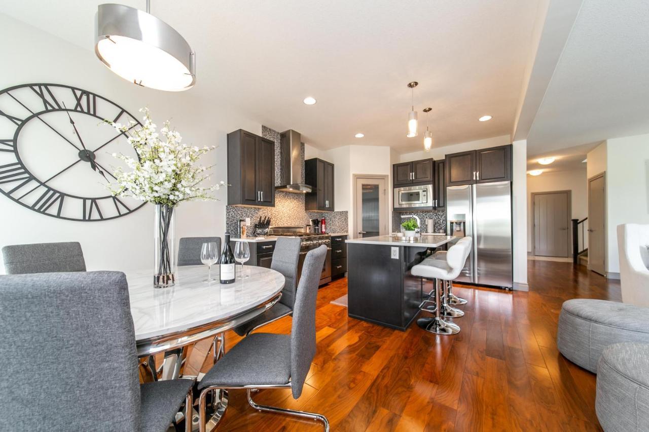 Lakeview Luxury: Lakeside Retreat with King Beds & Entertainment Edmonton Exterior photo