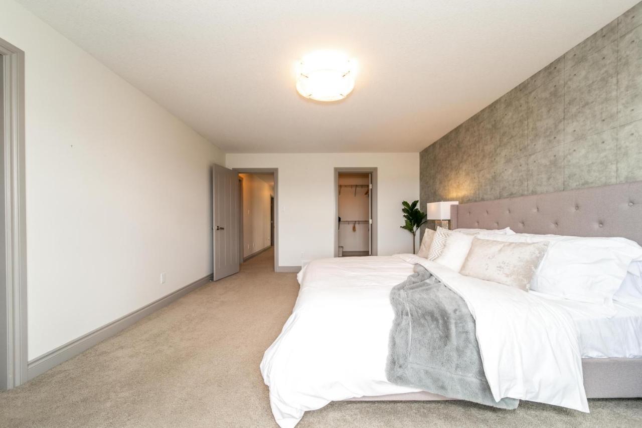 Lakeview Luxury: Lakeside Retreat with King Beds & Entertainment Edmonton Exterior photo