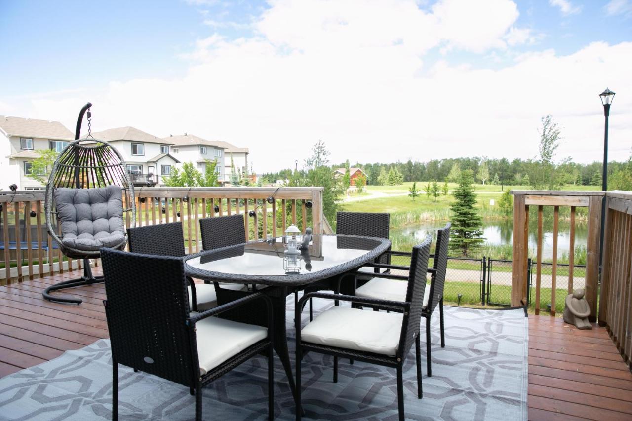 Lakeview Luxury: Lakeside Retreat with King Beds & Entertainment Edmonton Exterior photo