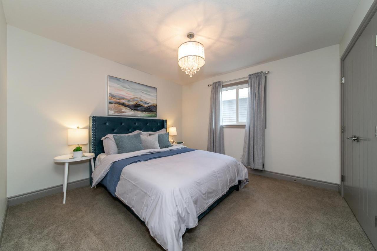 Lakeview Luxury: Lakeside Retreat with King Beds & Entertainment Edmonton Exterior photo