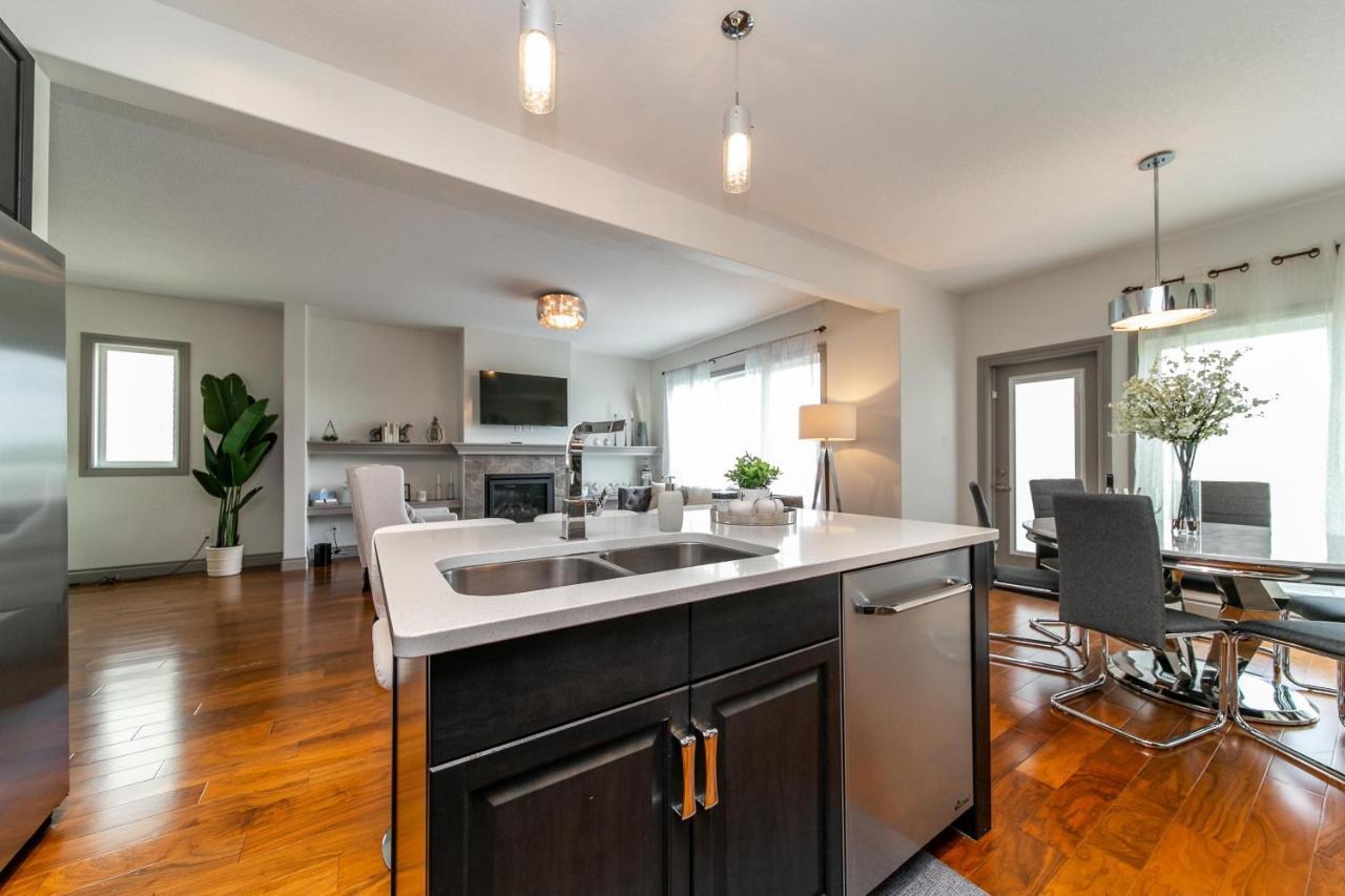 Lakeview Luxury: Lakeside Retreat with King Beds & Entertainment Edmonton Exterior photo