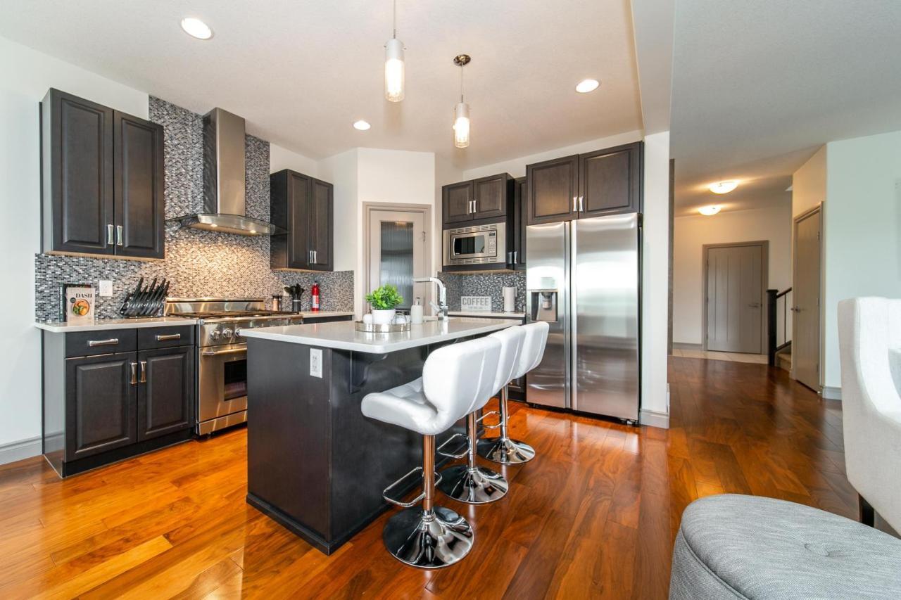 Lakeview Luxury: Lakeside Retreat with King Beds & Entertainment Edmonton Exterior photo