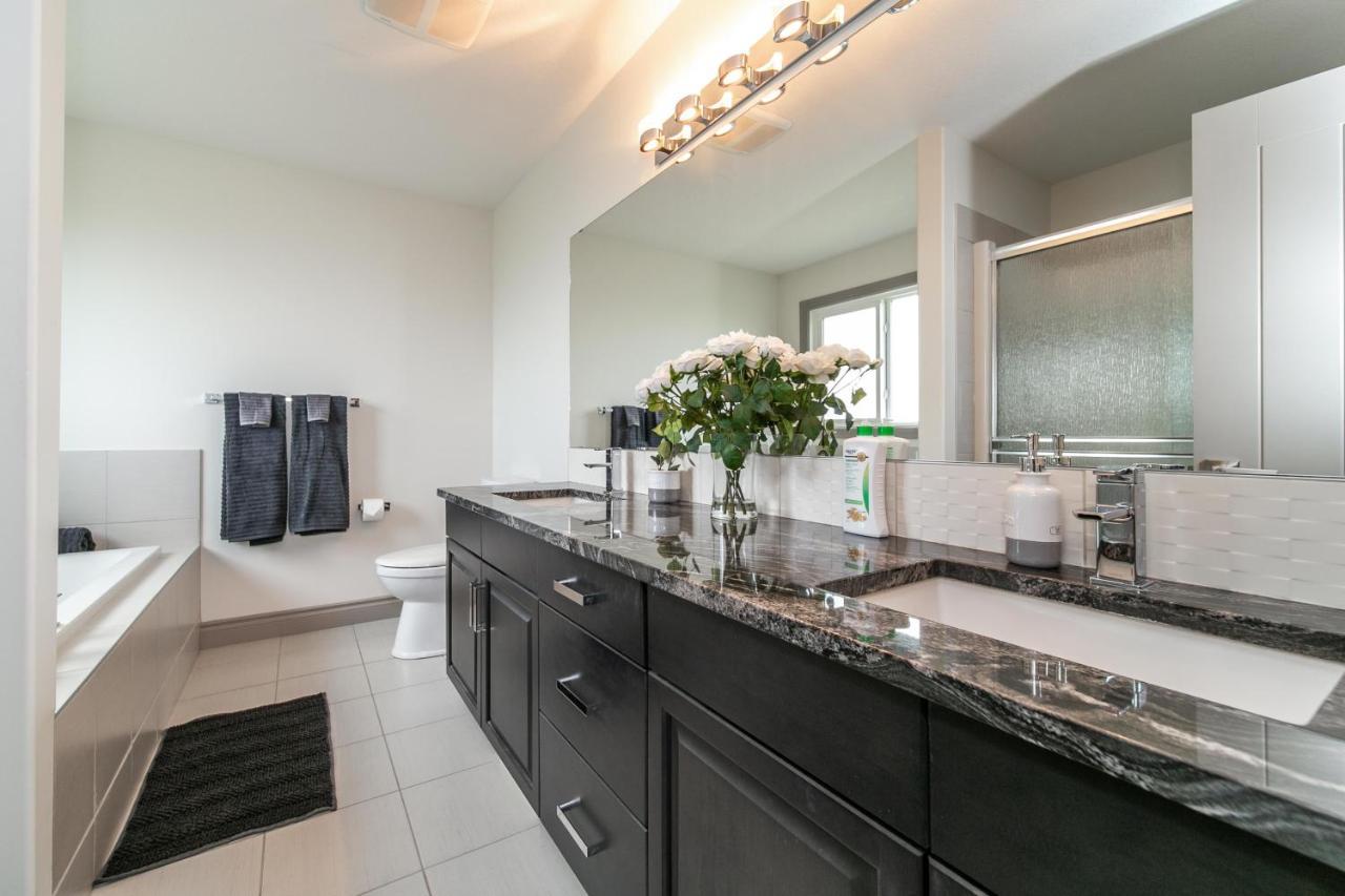 Lakeview Luxury: Lakeside Retreat with King Beds & Entertainment Edmonton Exterior photo