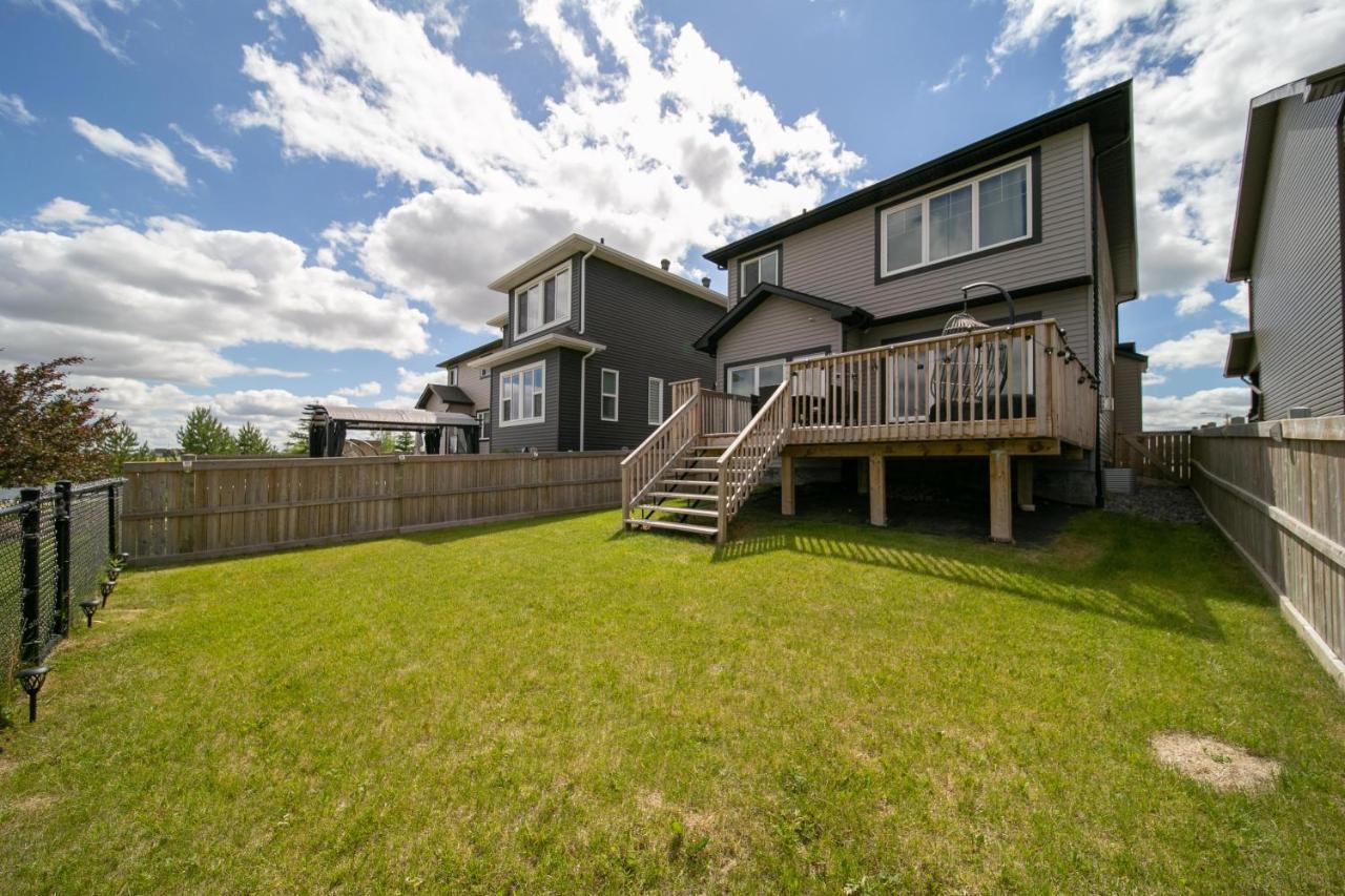 Lakeview Luxury: Lakeside Retreat with King Beds & Entertainment Edmonton Exterior photo