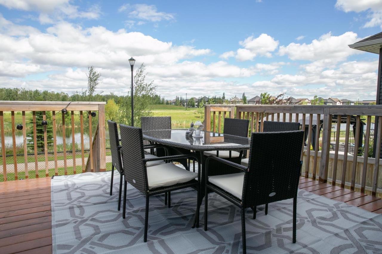 Lakeview Luxury: Lakeside Retreat with King Beds & Entertainment Edmonton Exterior photo